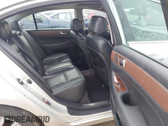 ✅ 2009 Hyundai Genesis • VIN: KMHGC46E99U024699 • Lot: 43520445. Wystawiony na IAAI z przebiegiem Nie podano. Bezpłatny archiwum sprzedaży aukcyjnych z USA i szczegółowy raport historii pojazdu na DreamBid. Zdjęcie 8.