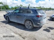 ✅ 2025 Mazda CX-50 Hybrid Premium Plus Package • VIN: 7MMVAAEW9SN127423 • Lot: 43322908. Wystawiony na IAAI z przebiegiem 2 928 mil. Bezpłatny archiwum sprzedaży aukcyjnych z USA i szczegółowy raport historii pojazdu na DreamBid. Zdjęcie 3.