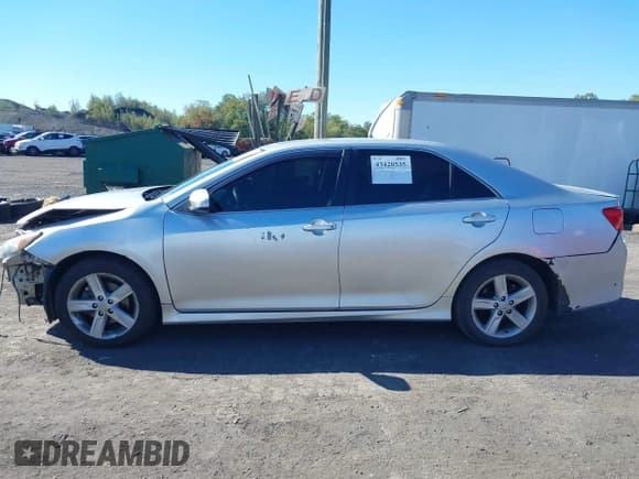 ✅ 2013 Toyota Camry SE • VIN: 4T1BF1FK9DU272532 • Lot: 43420535. Wystawiony na IAAI z przebiegiem 299 994 mil. Bezpłatny archiwum sprzedaży aukcyjnych z USA i szczegółowy raport historii pojazdu na DreamBid. Zdjęcie 14.