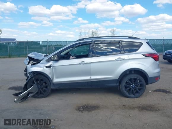 ✅ 2019 Ford Escape SE • VIN: 1FMCU9GD6KUA08948 • Lot: 43372363. Wystawiony na IAAI z przebiegiem 98 253 mil. Bezpłatny archiwum sprzedaży aukcyjnych z USA i szczegółowy raport historii pojazdu na DreamBid. Zdjęcie 15.