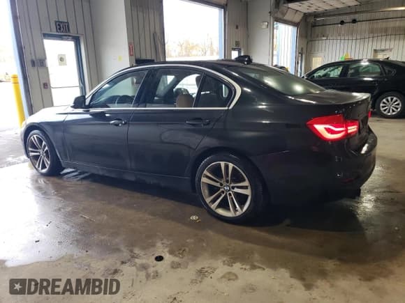 ✅ 2018 BMW 3 Series 330i xDrive • VIN: WBA8D9C50JEM34195 • Лот: 91049465. Опубликован ранее на Copart с пробегом 90 720 миль. Бесплатный доступ к архиву аукционных продаж из США и подробный отчёт об истории автомобиля на DreamBid. Изображение 2.