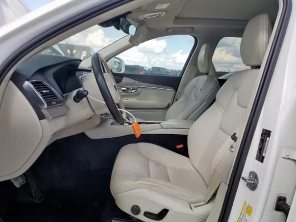 ✅ 2023 Volvo XC90 Plus • VIN: YV4L12PN7P1985471 • Lot: 84774675. Wystawiony na Copart z przebiegiem 52 374 mil. Bezpłatny archiwum sprzedaży aukcyjnych z USA i szczegółowy raport historii pojazdu na DreamBid. Zdjęcie 7.