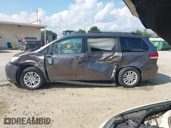 ✅ 2011 Toyota Sienna XLE AAS • VIN: 5TDYK3DC5BS028346 • Lot: 43253975. Listed on IAAI with 203,087 mi. Free auction sales archive from the USA and detailed vehicle history report at DreamBid. Image 14.