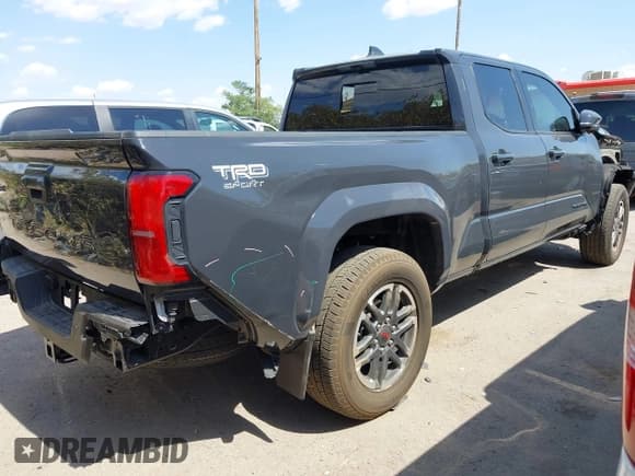 ✅ 2024 Toyota Tacoma SR5 • VIN: 3TMLB5FN7RM024359 • Lot: 42619050. Wystawiony na IAAI z przebiegiem 6 055 mil. Bezpłatny archiwum sprzedaży aukcyjnych z USA i szczegółowy raport historii pojazdu na DreamBid. Zdjęcie 4.