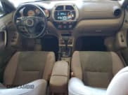 ✅ 2002 Toyota RAV4 • VIN: JTEHH20V626016993 • Lot: 82632255. Wystawiony na Copart z przebiegiem 229 829 mil. Bezpłatny archiwum sprzedaży aukcyjnych z USA i szczegółowy raport historii pojazdu na DreamBid. Zdjęcie 8.