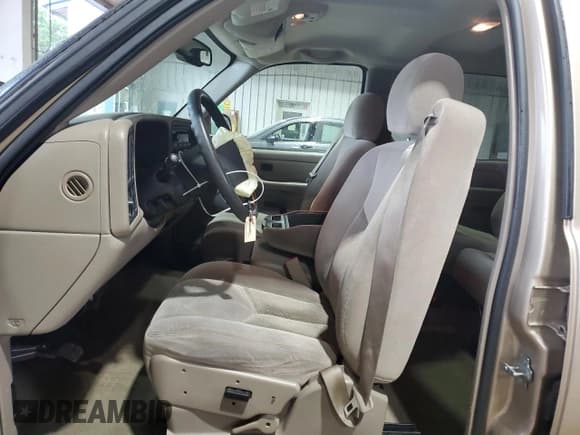 ✅ 2004 Chevrolet Silverado 1500 LS • VIN: 2GCEK13TX41418555 • Lot: 63997115. Wystawiony na Copart z przebiegiem 172 329 mil. Bezpłatny archiwum sprzedaży aukcyjnych z USA i szczegółowy raport historii pojazdu na DreamBid. Zdjęcie 7.