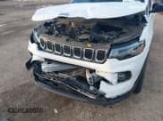 ✅ 2024 Jeep Compass Latitude • VIN: 3C4NJDBN9RT604083 • Lot: 43838871. Wystawiony na IAAI z przebiegiem 44 177 mil. Bezpłatny archiwum sprzedaży aukcyjnych z USA i szczegółowy raport historii pojazdu na DreamBid. Zdjęcie 6.