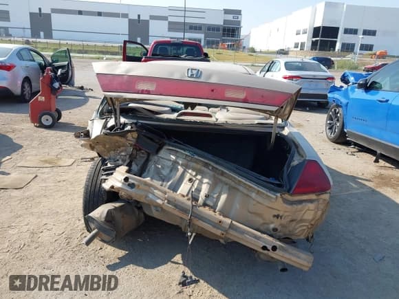 ✅ 2002 Honda Accord EX • VIN: 1HGCG22552A025648 • Lot: 43268700. Wystawiony na IAAI z przebiegiem 269 302 mil. Bezpłatny archiwum sprzedaży aukcyjnych z USA i szczegółowy raport historii pojazdu na DreamBid. Zdjęcie 6.