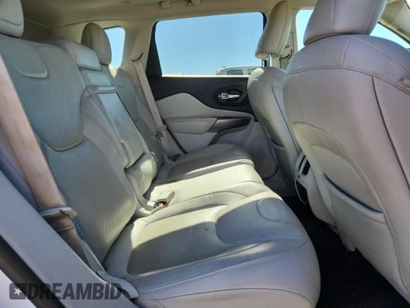 ✅ 2019 Jeep Cherokee Overland • VIN: 1C4PJMJNXKD142672 • Lot: 90723995. Listed on Copart with 85,288 mi. Free auction sales archive from the USA and detailed vehicle history report at DreamBid. Image 11.