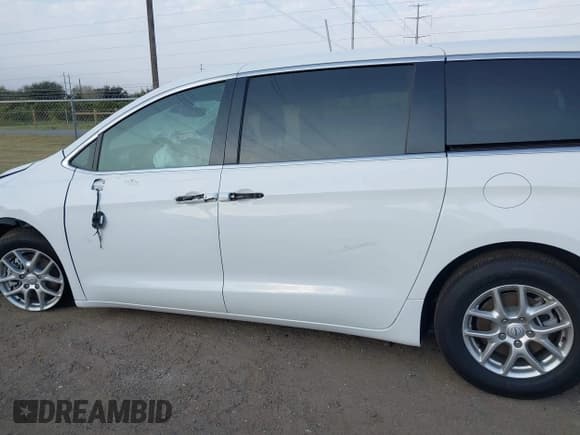 ✅ 2025 Chrysler Pacifica Select • VIN: 2C4RC1BG2SR601210 • Lot: 43724554. Wystawiony na IAAI z przebiegiem 1 695 mil. Bezpłatny archiwum sprzedaży aukcyjnych z USA i szczegółowy raport historii pojazdu na DreamBid. Zdjęcie 14.