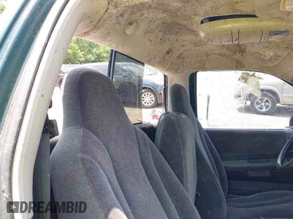 2001 Dodge Dakota Sport z VIN 1B7GG26N11S149189, wystawiony jako IAAI lot #42435137 z przebiegiem 152 363 mil mil oraz . Historia ofert i sprzedaży dostępna na DreamBid. Obrazek 8.