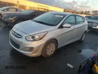 2017 Hyundai Accent SE z VIN KMHCT5AE7HU319780, wystawiony jako Copart lot #91014085 z przebiegiem 101 159 mil mil oraz Czysty tytuł • Clean title. Historia ofert i sprzedaży dostępna na DreamBid. Obrazek 1.