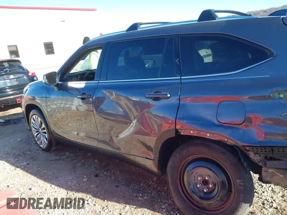 ✅ 2023 Toyota Highlander Hybrid Platinum • VIN: 5TDFARAH2PS525908 • Лот: 41389410. Опубликован ранее на IAAI с пробегом 31 574 миль. Бесплатный доступ к архиву аукционных продаж из США и подробный отчёт об истории автомобиля на DreamBid. Изображение 15.