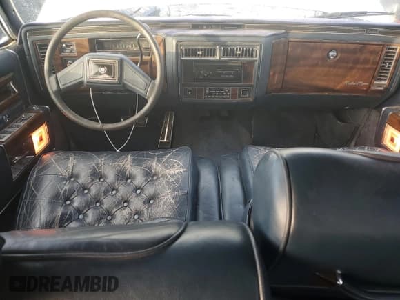 ✅ 1988 Cadillac Brougham • VIN: 1G6DW51Y1JR761749 • Lot: 80371494. Wystawiony na Copart z przebiegiem 1 271 mil. Bezpłatny archiwum sprzedaży aukcyjnych z USA i szczegółowy raport historii pojazdu na DreamBid. Zdjęcie 8.