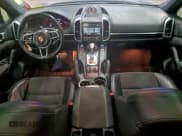 ✅ 2016 Porsche Cayenne GTS • VIN: WP1AD2A20GLA76040 • Lot: 94753685. Wystawiony na Copart z przebiegiem 75 632 mil. Bezpłatny archiwum sprzedaży aukcyjnych z USA i szczegółowy raport historii pojazdu na DreamBid. Zdjęcie 8.