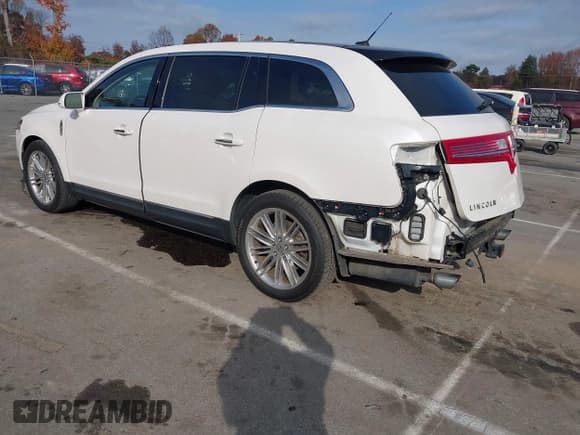 ✅ 2019 Lincoln MKT Reserve • VIN: 2LMHJ5AT2KBL00694 • Лот: 43639684. Опубликован ранее на IAAI с пробегом 121 171 миль. Бесплатный доступ к архиву аукционных продаж из США и подробный отчёт об истории автомобиля на DreamBid. Изображение 3.