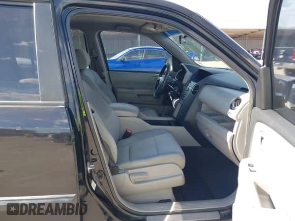 2009 Honda Pilot LX with VIN 5FNYF38239B004504, listed as a IAAI auction lot 43382186 with 218,342 mi miles and . Bid and sale history available at DreamBid. Image 5.