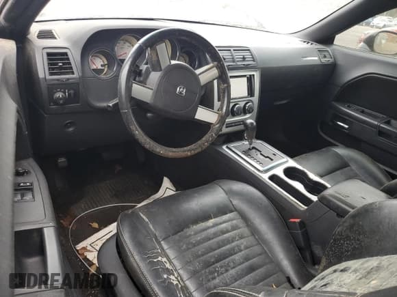 ✅ 2009 Dodge Challenger SE • VIN: 2B3LJ44V79H522139 • Lot: 71251454. Wystawiony na Copart z przebiegiem Nie podano. Bezpłatny archiwum sprzedaży aukcyjnych z USA i szczegółowy raport historii pojazdu na DreamBid. Zdjęcie 8.