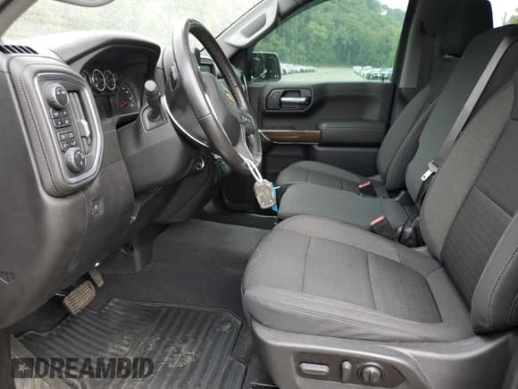 ✅ 2021 Chevrolet Silverado 1500 LT • VIN: 1GCPYJEKXMZ450988 • Lot: 67825464. Wystawiony na Copart z przebiegiem 12 388 mil. Bezpłatny archiwum sprzedaży aukcyjnych z USA i szczegółowy raport historii pojazdu na DreamBid. Zdjęcie 7.