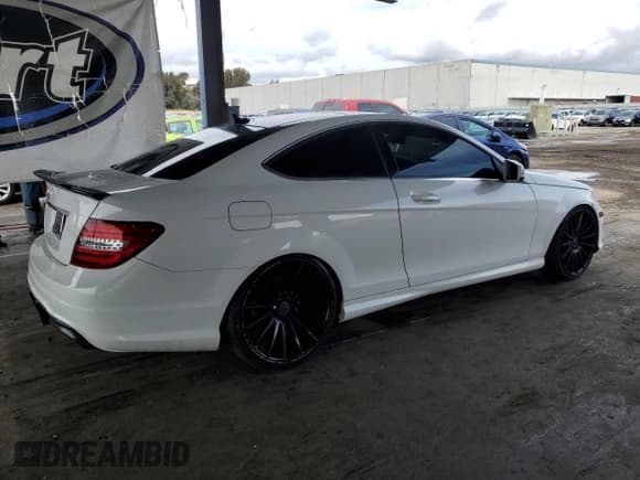 ✅ 2014 Mercedes-Benz C 250 • VIN: WDDGJ4HB3EG285791 • Lot: 85203845. Wystawiony na Copart z przebiegiem 116 500 mil. Bezpłatny archiwum sprzedaży aukcyjnych z USA i szczegółowy raport historii pojazdu na DreamBid. Zdjęcie 3.