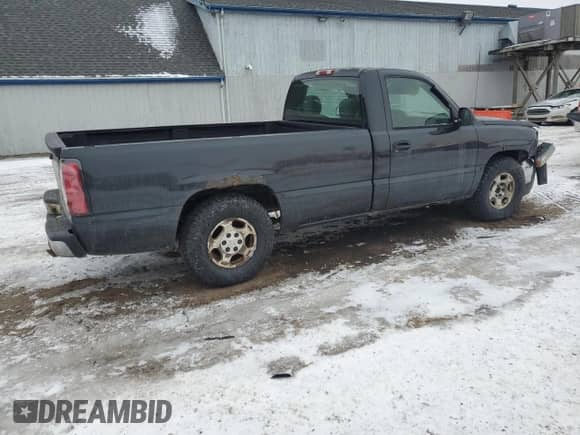 2004 Chevrolet Silverado 1500 LS z VIN 1GCEC14T14E188690, wystawiony jako Copart lot #42616285 z przebiegiem 186 116 mil mil oraz Czysty tytuł • Clean title. Historia ofert i sprzedaży dostępna na DreamBid. Obrazek 3.