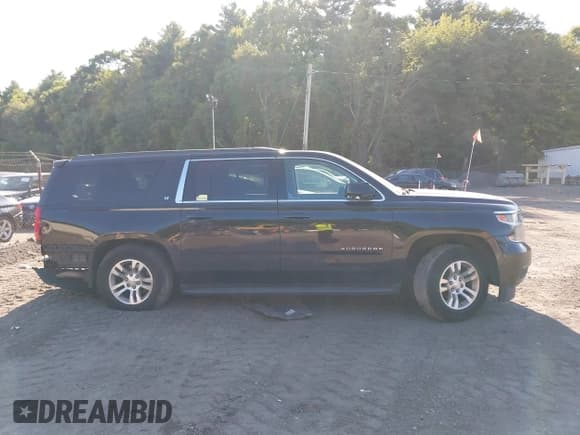 ✅ 2019 Chevrolet Suburban LT • VIN: 1GNSKHKC3KR143958 • Lot: 43214049. Wystawiony na IAAI z przebiegiem 199 490 mil. Bezpłatny archiwum sprzedaży aukcyjnych z USA i szczegółowy raport historii pojazdu na DreamBid. Zdjęcie 13.