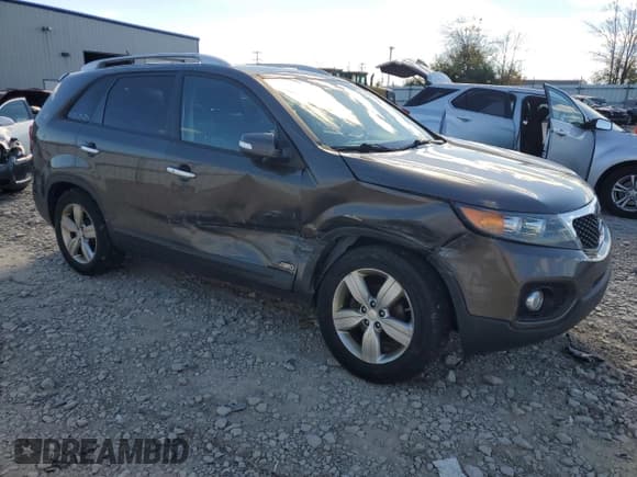 ✅ 2013 Kia Sorento EX • VIN: 5XYKUDA24DG410918 • Lot: 82343305. Wystawiony na Copart z przebiegiem 184 763 mil. Bezpłatny archiwum sprzedaży aukcyjnych z USA i szczegółowy raport historii pojazdu na DreamBid. Zdjęcie 4.