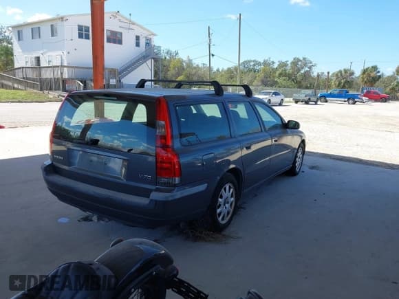 ✅ 2003 Volvo V70 2.4L • VIN: YV1SW61T732293207 • Lot: 40670402. Listed on IAAI with 182,785 mi. Free auction sales archive from the USA and detailed vehicle history report at DreamBid. Image 4.