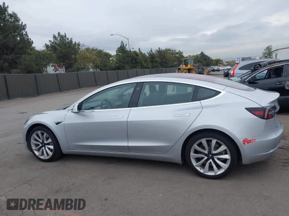 ✅ 2018 Tesla Model 3 Long Range Battery • VIN: 5YJ3E1EA6JF007897 • Lot: 43681611. Wystawiony na IAAI z przebiegiem 50 442 mil. Bezpłatny archiwum sprzedaży aukcyjnych z USA i szczegółowy raport historii pojazdu na DreamBid. Zdjęcie 14.