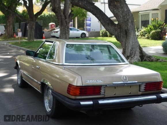 ✅ 1981 Mercedes-Benz 380 SL • VIN: WDBBA45A7BB004793 • Lot: 90682575. Wystawiony na Copart z przebiegiem 106 418 mil. Bezpłatny archiwum sprzedaży aukcyjnych z USA i szczegółowy raport historii pojazdu na DreamBid. Zdjęcie 3.