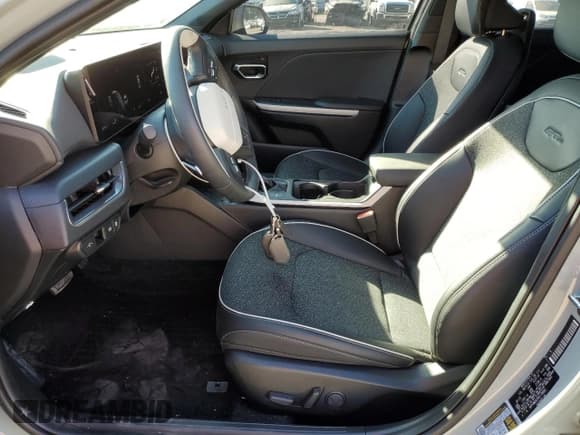 ✅ 2025 Kia K4 GT-Line • VIN: 3KPFW4DE8SE178982 • Lot: 87011865. Wystawiony na Copart z przebiegiem 3 977 mil. Bezpłatny archiwum sprzedaży aukcyjnych z USA i szczegółowy raport historii pojazdu na DreamBid. Zdjęcie 7.