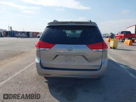 ✅ 2013 Toyota Sienna XLE • VIN: 5TDYK3DC3DS387598 • Lot: 43458952. Wystawiony na IAAI z przebiegiem 324 889 mil. Bezpłatny archiwum sprzedaży aukcyjnych z USA i szczegółowy raport historii pojazdu na DreamBid. Zdjęcie 16.