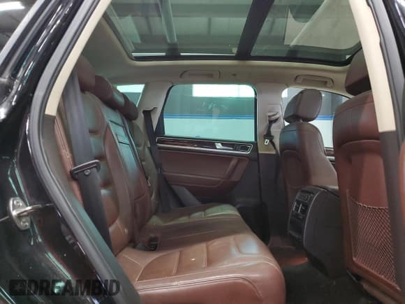 ✅ 2012 Volkswagen Touareg Sport • VIN: WVGEF9BP9CD011879 • Lot: 56903035. Listed on Copart with 198,262 mi. Free auction sales archive from the USA and detailed vehicle history report at DreamBid. Image 11.