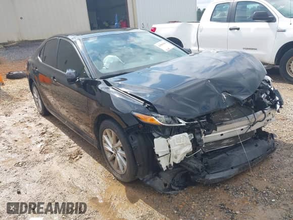 2021 Toyota Camry LE z VIN 4T1C11AK3MU543126, wystawiony jako IAAI lot #42989304 z przebiegiem 71 743 mil mil oraz . Historia ofert i sprzedaży dostępna na DreamBid. Obrazek 1.