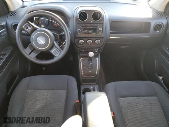 ✅ 2015 Jeep Compass Sport • VIN: 1C4NJCBA1FD124533 • Lot: 82342125. Wystawiony na Copart z przebiegiem 125 542 mil. Bezpłatny archiwum sprzedaży aukcyjnych z USA i szczegółowy raport historii pojazdu na DreamBid. Zdjęcie 8.