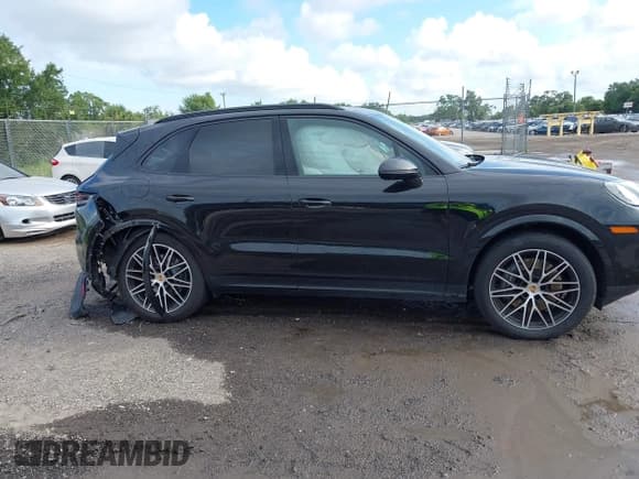 ✅ 2024 Porsche Cayenne • VIN: WP1AA2AY2RDA10437 • Lot: 42595520. Wystawiony na IAAI z przebiegiem 13 118 mil. Bezpłatny archiwum sprzedaży aukcyjnych z USA i szczegółowy raport historii pojazdu na DreamBid. Zdjęcie 13.