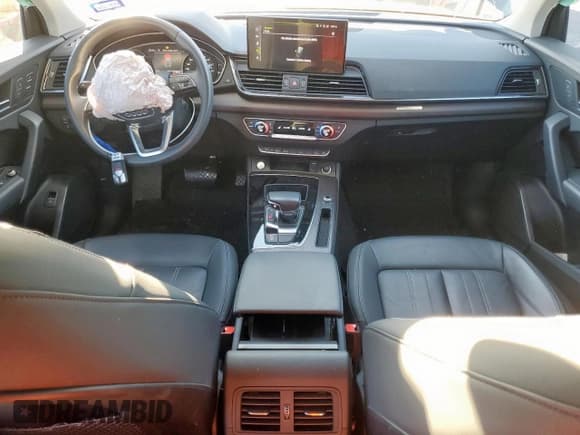 ✅ 2021 Audi Q5 Premium • VIN: WA1AAAFY5M2092988 • Lot: 90575945. Wystawiony na Copart z przebiegiem 55 293 mil. Bezpłatny archiwum sprzedaży aukcyjnych z USA i szczegółowy raport historii pojazdu na DreamBid. Zdjęcie 8.