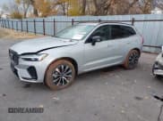 ✅ 2025 Volvo XC60 Core • VIN: YV4M12RJ3S1219969 • Lot: 43742529. Wystawiony na IAAI z przebiegiem 13 776 mil. Bezpłatny archiwum sprzedaży aukcyjnych z USA i szczegółowy raport historii pojazdu na DreamBid. Zdjęcie 2.