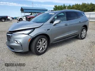 ✅ 2023 Buick Enclave Essence • VIN: 5GAERBKW6PJ263463 • Lot: 70442985. Wystawiony na Copart z przebiegiem 19 624 mil. Bezpłatny archiwum sprzedaży aukcyjnych z USA i szczegółowy raport historii pojazdu na DreamBid. Zdjęcie 1.