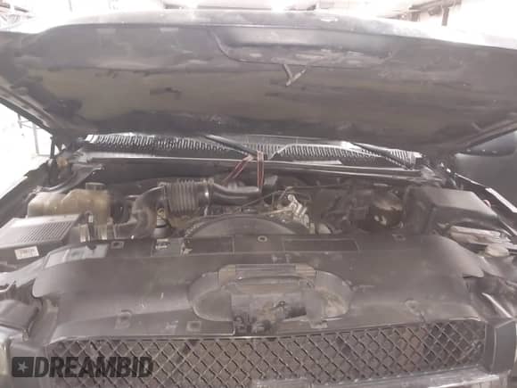 2004 Chevrolet Silverado 1500 Work Truck z VIN 1GCEC14X24Z263232, wystawiony jako IAAI lot #41720611 z przebiegiem 272 921 mil mil oraz . Historia ofert i sprzedaży dostępna na DreamBid. Obrazek 10.