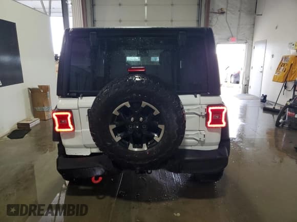 ✅ 2025 Jeep Wrangler Rubicon • VIN: 1C4PJXFN9SW526490 • Лот: 68450645. Опубликован ранее на Copart с пробегом 15 296 миль. Бесплатный доступ к архиву аукционных продаж из США и подробный отчёт об истории автомобиля на DreamBid. Изображение 6.