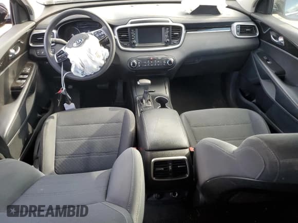 ✅ 2019 Kia Sorento L • VIN: 5XYPG4A31KG517699 • Lot: 71016255. Wystawiony na Copart z przebiegiem 99 241 mil. Bezpłatny archiwum sprzedaży aukcyjnych z USA i szczegółowy raport historii pojazdu na DreamBid. Zdjęcie 8.