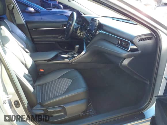 2022 Toyota Camry SE z VIN 4T1G11AKXNU712139, wystawiony jako IAAI lot #43506666 z przebiegiem 13 941 mil mil oraz . Historia ofert i sprzedaży dostępna na DreamBid. Obrazek 5.