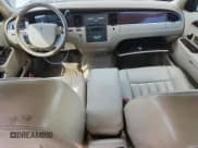 ✅ 2006 Lincoln Town Car Signature • VIN: 1LNHM81W56Y628067 • Lot: 84255225. Wystawiony na Copart z przebiegiem 240 071 mil. Bezpłatny archiwum sprzedaży aukcyjnych z USA i szczegółowy raport historii pojazdu na DreamBid. Zdjęcie 8.