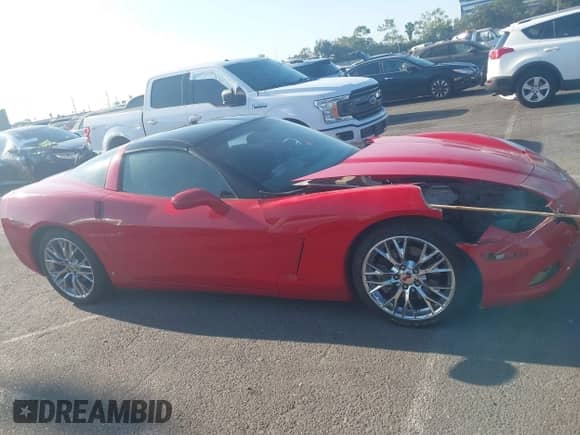 2006 Chevrolet Corvette z VIN 1G1YY25U465131214, wystawiony jako IAAI lot #43107832 z przebiegiem 55 083 mil mil oraz . Historia ofert i sprzedaży dostępna na DreamBid. Obrazek 13.