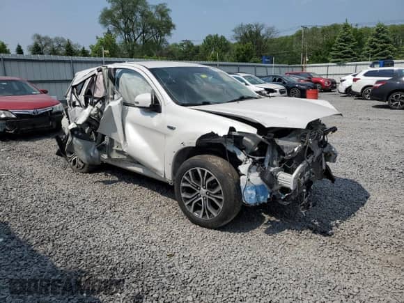 2018 Mitsubishi Outlander SE z VIN JA4AR3AW3JZ012651, wystawiony jako Copart lot #59735465 z przebiegiem Nie podano mil oraz Szkoda całkowita • Salvage title. Historia ofert i sprzedaży dostępna na DreamBid. Obrazek 4.