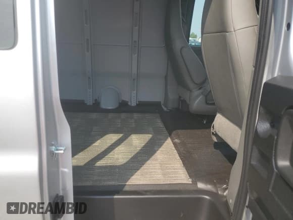 ✅ 2025 Chevrolet Express Cargo • VIN: 1GCWGAFP3S1214316 • Lot: 66820375. Wystawiony na Copart z przebiegiem 512 mil. Bezpłatny archiwum sprzedaży aukcyjnych z USA i szczegółowy raport historii pojazdu na DreamBid. Zdjęcie 11.