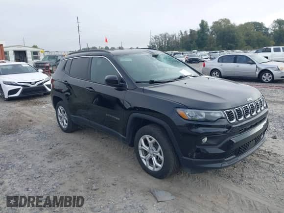 2024 Jeep Compass Latitude z VIN 3C4NJDBN2RT100510, wystawiony jako IAAI lot #43605089 z przebiegiem 53 687 mil mil oraz . Historia ofert i sprzedaży dostępna na DreamBid. Obrazek 1.