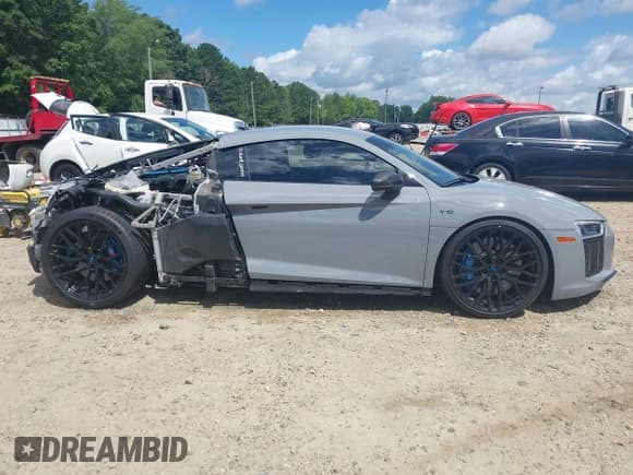 ✅ 2018 Audi R8 V10 plus • VIN: WUAKBAFX9J7900159 • Lot: 42504338. Wystawiony na IAAI z przebiegiem 20 171 mil. Bezpłatny archiwum sprzedaży aukcyjnych z USA i szczegółowy raport historii pojazdu na DreamBid. Zdjęcie 14.