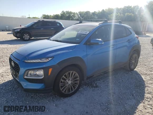 ✅ 2020 Hyundai Kona SEL • VIN: KM8K22AA0LU569638 • Лот: 49690144. Опубликован ранее на Copart с пробегом 65 660 миль. Бесплатный доступ к архиву аукционных продаж из США и подробный отчёт об истории автомобиля на DreamBid. Изображение 1.
